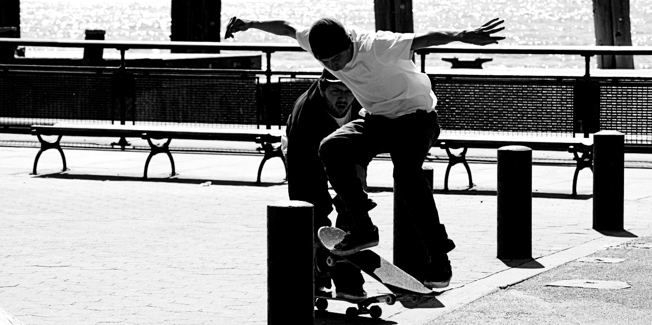 Skateboarder in New York City. Photo by Maarten Slot.